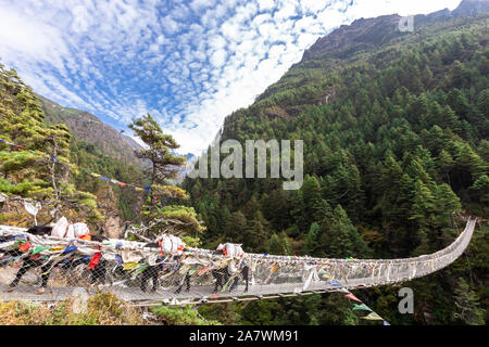 Suspention Brücke auf dem Everest Base Camp Trek, Himalaya, Sagarmatha Nationalpark, Nepal. Stockfoto