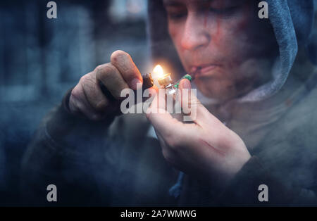 Süchtig Mann Marihuana raucht Stockfoto