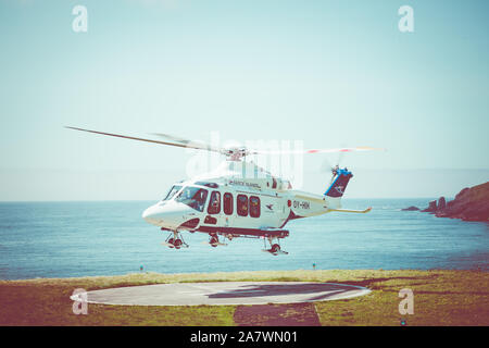 Atlantic Airways Hubschrauber Landung auf der entlegenen Insel Mykines. Stockfoto