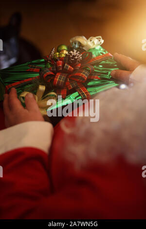 Santa Claus mit einem vorhanden Stockfoto