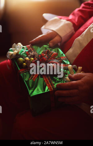 Santa Claus mit einem vorhanden Stockfoto