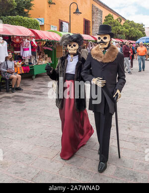 Pärchenparade am Tag der Toten in Tequisquiapan, Queretaro, Mexiko Stockfoto