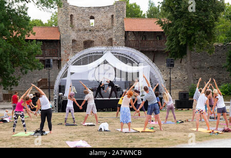 Menschen üben Yoga während Yoga Festival im Schloss von Haapsalu, Haapsalu, Estland Stockfoto