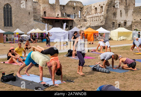 Menschen üben Yoga während Yoga Festival im Schloss von Haapsalu, Haapsalu, Estland Stockfoto