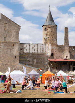 Menschen üben Yoga während Yoga Festival im Schloss von Haapsalu, Haapsalu, Estland Stockfoto