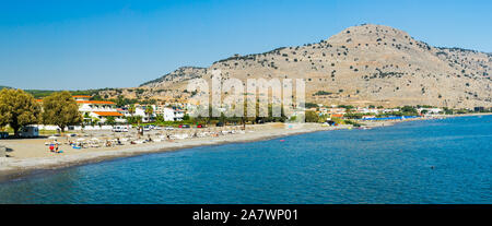 Panorama-aufnahme mit Blick auf den Strand von Lardos Rhodos Griechenland ein beliebtes Touristenziel. Stockfoto