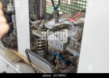 Bildet den vorderen Teil auf einer speziellen Maschine. Schuhproduktion. Stockfoto