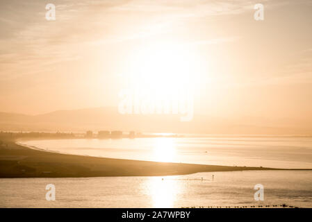 Sonnenaufgang Blick vom Fort Rosecrans National Cemetery. Blick auf San Diego Hafen und das Meer. San Diego, Kalifornien, USA. Stockfoto