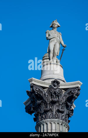 Nelson's Column Monument am Trafalgar Square im Zentrum von London, erbaut zum Gedenken an Admiral Horatio Nelson. Nelson-Statue. Blauer Himmel Stockfoto