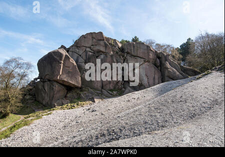 Schwarze Felsen in der Nähe von Cromford in The Derbyshire Peak District, England Stockfoto