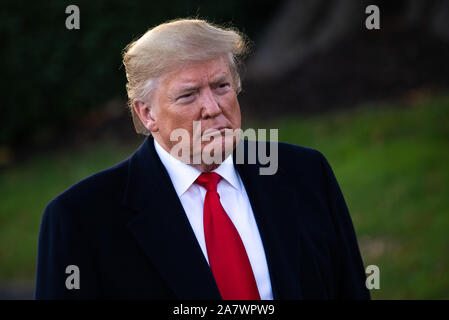 Washington, United States. 04 Nov, 2019. Präsident Donald Trump spricht mit den Medien als er das Weiße Haus fährt für eine Reise nach Lexington, Kentucky, in Washington, DC am Montag, 4. November 2019. Foto von Kevin Dietsch/UPI Quelle: UPI/Alamy leben Nachrichten Stockfoto