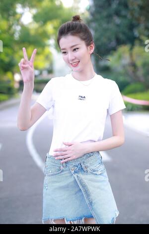 Chinesische Schauspielerin Xin Qiao, auch als Bridgette Qiao bekannt, stellt vor der Teilnahme an einer Pressekonferenz Huawei x Sanfte Monster smart Gläser in zu lösen Stockfoto