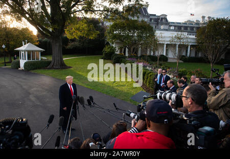 Washington, United States. 04 Nov, 2019. Präsident Donald Trump spricht mit den Medien als er das Weiße Haus fährt für eine Reise nach Lexington, Kentucky, in Washington, DC am Montag, 4. November 2019. Foto von Kevin Dietsch/UPI Quelle: UPI/Alamy leben Nachrichten Stockfoto