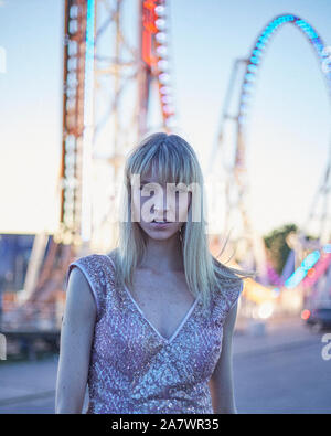 Mode portrait einer stilvollen blonde Frau in zarten Blau Dämmerung Licht Stockfoto