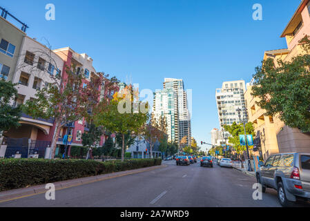 San Diego Stadtbild auf einem November Morgen. San Diego, Kalifornien, USA. Blick entlang der Market Street. Stockfoto