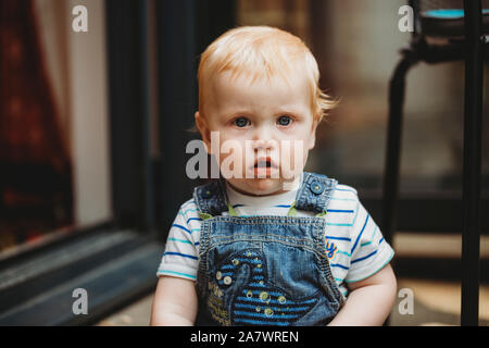 Headshot sitzen baby boy, Blickkontakt Stockfoto