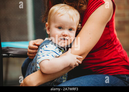 Cute baby boy Holding auf's Mutter arm Stockfoto
