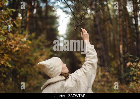 Rückansicht des unkenntlich Frau im Wald. Stockfoto