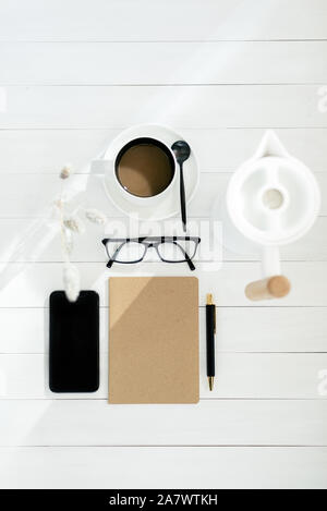Minimalistische Arbeitsbereich Flatlay Stockfoto