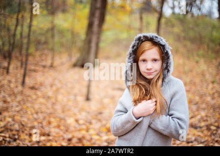 Junge Rote Haare Mädchen in Pullover außerhalb im Herbst. Stockfoto