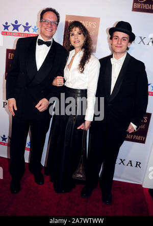 Hollywood, Kalifornien, USA, 3. November 2019 Schauspieler Diedrich Bader, Frau Dulcy Rogers und Sohn Sebastian Bader an Ed Asner's 90th Birthday Party und Braten am 3. November 2019 im Hollywood Roosevelt Hotel in Hollywood, Kalifornien, USA. Foto von Barry King/Alamy Stock Foto Stockfoto