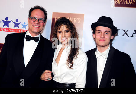 Hollywood, Kalifornien, USA, 3. November 2019 Schauspieler Diedrich Bader, Frau Dulcy Rogers und Sohn Sebastian Bader an Ed Asner's 90th Birthday Party und Braten am 3. November 2019 im Hollywood Roosevelt Hotel in Hollywood, Kalifornien, USA. Foto von Barry King/Alamy Stock Foto Stockfoto