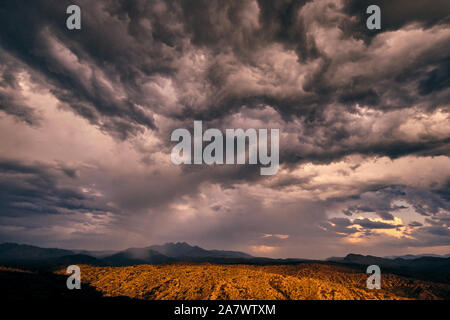 Ominösen Monsun Sturmwolken über die vier Gipfel Wüste in Arizona Stockfoto