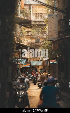 Hanoi, Vietnam - 18. Oktober 2019: Einer der vielen engen Gassen besetzt in der Hauptstadt gefunden, voll von Verkehr und Fußgänger Stockfoto