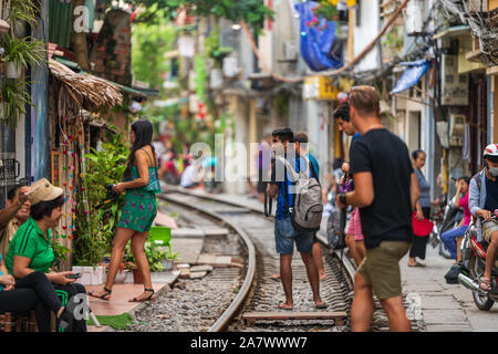 Hanoi, Vietnam - 18. Oktober 2019: Touristen Fotos und stehen auf den Spuren am Bahnhof Straße in Hanoi, Vietnam Stockfoto