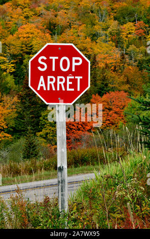 Eine vertikale Bild eines roten zweisprachige Stop-Schild auf einer Autobahn in New Brunswick Kanada. Stockfoto