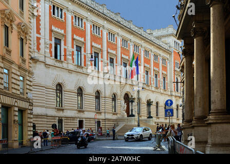 Palazzo Montecitorio mit dem Norden Fassade an der Piazza del Parlamento in Rom. Sitz des Vertreters Kammer des Italienischen Parlaments - Italien. Stockfoto