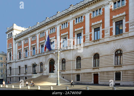 Palazzo Montecitorio mit dem Norden Fassade an der Piazza del Parlamento in Rom. Sitz des Vertreters Kammer des Italienischen Parlaments - Italien. Stockfoto