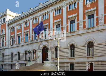 Palazzo Montecitorio mit dem Norden Fassade an der Piazza del Parlamento in Rom. Sitz des Vertreters Kammer des Italienischen Parlaments - Italien. Stockfoto