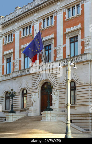 Palazzo Montecitorio mit dem Norden Fassade an der Piazza del Parlamento in Rom. Sitz des Vertreters Kammer des Italienischen Parlaments - Italien. Stockfoto