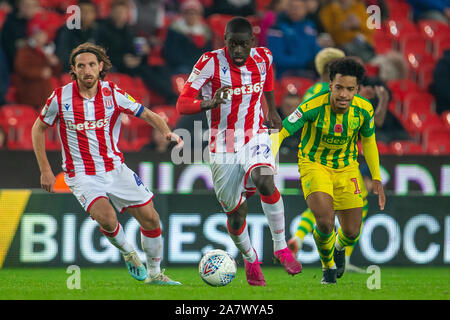 Stoke, Staffordshire, Großbritannien. 4. November 2019; Bet365 Stadium, Stoke, Staffordshire, England, Englische Meisterschaft Fußball, Stoke City gegen West Bromwich Albion; Badou Ndiaye von Stoke City läuft mit dem Ball - Streng redaktionelle Verwendung. Keine Verwendung mit nicht autorisierten Audio-, Video-, Daten-, Spielpläne, Verein/liga Logos oder "live" Dienstleistungen. On-line-in-Match mit 120 Bildern beschränkt, kein Video-Emulation. Keine Verwendung in Wetten, Spiele oder einzelne Verein/Liga/player Publikationen Quelle: Aktion Plus Sport Bilder/Alamy leben Nachrichten Stockfoto