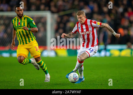 Stoke, Staffordshire, Großbritannien. 4. November 2019; Bet365 Stadium, Stoke, Staffordshire, England, Englische Meisterschaft Fußball, Stoke City gegen West Bromwich Albion; James McClean von Stoke City läuft mit dem Ball - Streng redaktionelle Verwendung. Keine Verwendung mit nicht autorisierten Audio-, Video-, Daten-, Spielpläne, Verein/liga Logos oder "live" Dienstleistungen. On-line-in-Match mit 120 Bildern beschränkt, kein Video-Emulation. Keine Verwendung in Wetten, Spiele oder einzelne Verein/Liga/player Publikationen Quelle: Aktion Plus Sport Bilder/Alamy leben Nachrichten Stockfoto