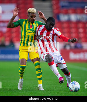 Stoke, Staffordshire, Großbritannien. 4. November 2019; Bet365 Stadium, Stoke, Staffordshire, England, Englische Meisterschaft Fußball, Stoke City gegen West Bromwich Albion; Badou Ndiaye von Stoke City in Grady Diangana von West Bromwich Albion - Streng redaktionelle Verwendung. Keine Verwendung mit nicht autorisierten Audio-, Video-, Daten-, Spielpläne, Verein/liga Logos oder "live" Dienstleistungen. On-line-in-Match mit 120 Bildern beschränkt, kein Video-Emulation. Keine Verwendung in Wetten, Spiele oder einzelne Verein/Liga/player Publikationen Quelle: Aktion Plus Sport Bilder/Alamy leben Nachrichten Stockfoto