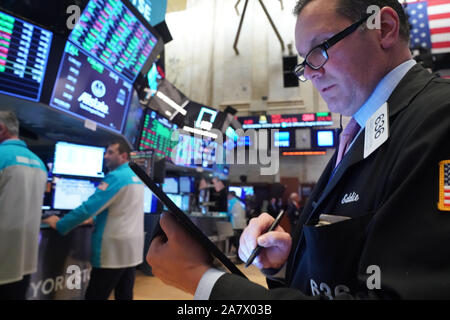 New York, NY, USA. 4 Nov, 2019. Händler arbeiten auf dem Boden an der schließenden Glocke von der Dow Jones Industrial Average an der New York Stock Exchange am 4. November 2019 in New York. Credit: Bryan Smith/ZUMA Draht/Alamy leben Nachrichten Stockfoto
