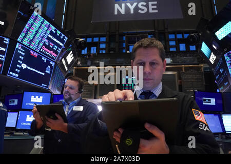 New York, NY, USA. 4 Nov, 2019. Händler arbeiten auf dem Boden an der schließenden Glocke von der Dow Jones Industrial Average an der New York Stock Exchange am 4. November 2019 in New York. Credit: Bryan Smith/ZUMA Draht/Alamy leben Nachrichten Stockfoto
