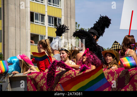 Malmö, Schweden - 20. Juli 2019: Kinder in Kostümen, stehend auf einem Schwimmer als Teil der jährlichen Gay Pride Parade in Malmö, Schweden gekleidet. Stockfoto