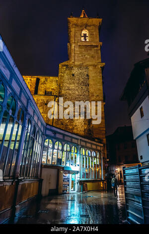 16. Jahrhundert Kirche von San Isidoro entfernt am Platz der Verfassung in Oviedo, Asturien in Spanien, Ansicht mit Mercado El Fontan markt Gebäude auf Stockfoto