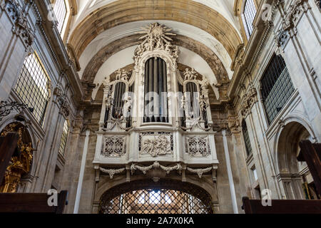 Blick auf die Kirche Seite des Dual face barocke Orgel im 18. Jahrhundert in der Kirche des Klosters der Heiligen Maria von Lorvao, Coimbra, Hafen Stockfoto