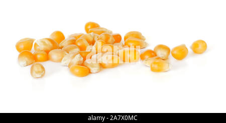 Kleiner Haufen von unpopped Popcorn Mais Kernel, auf weißem Hintergrund