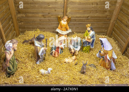 Milton Keynes, Dezember 21,2018. Traditionelle Weihnachten Anzeige von Jesus Geburt aus kleinen Figuren Stockfoto