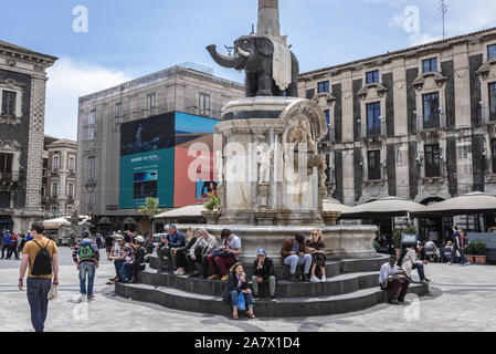 18. Jahrhundert Elefant-Brunnen (Fontana dell'Elefante auch genannt u Liotru) am Domplatz (Piazza del Duomo), Symbol von Catania, Sizilien, Italien Stockfoto