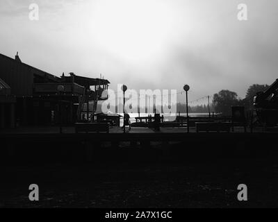 Schwarz-weiß-Bild eines frühen Morgens Sonne brennen durch den Nebel bei Dow's Lake Pavillion, Ottawa, Ontario, Kanada. Stockfoto