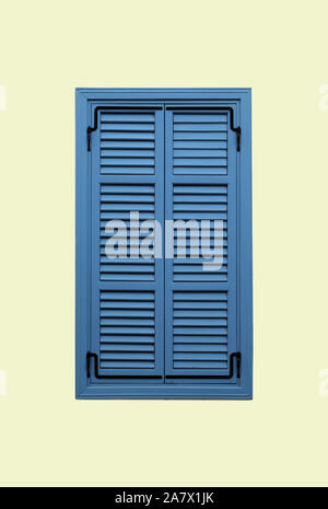 Vorderansicht des ordentlich blaues Fenster mit geschlossenen gestreiften Fensterläden auf beige Wand closeup Stockfoto
