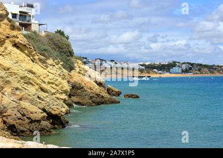 Ein Blick entlang der felsigen Küste zu Praia Do Peneco in Albufeira Stockfoto