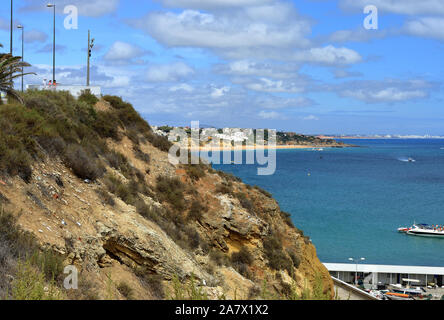 Ein Blick rund um die Küste zu Peneco Strand in Albufeira Stockfoto