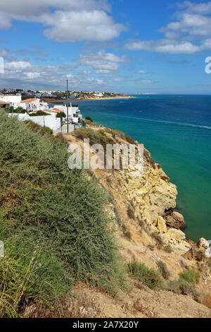 Ein Blick entlang der felsigen Küste von Albufeira an der Algarve Stockfoto